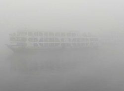 ঘন কুয়াশার মধ্যে নৌ-যাত্রীরা বিকল্প খুঁজছেন
