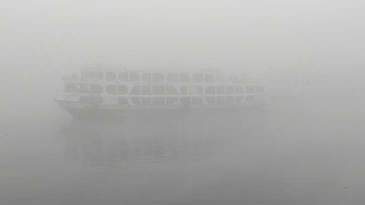 ঘন কুয়াশার মধ্যে নৌ-যাত্রীরা বিকল্প খুঁজছেন