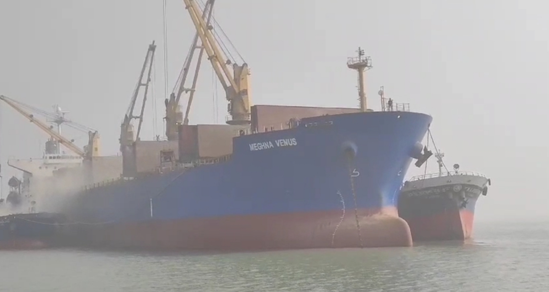 পায়রায় ভিড়লো ক্লিংকার ও কোল আনলোডার ক্রেনবাহী দুইটি জাহাজ।।