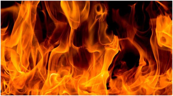 রাজধানীর চকবাজারে আগুন লেগেছে।