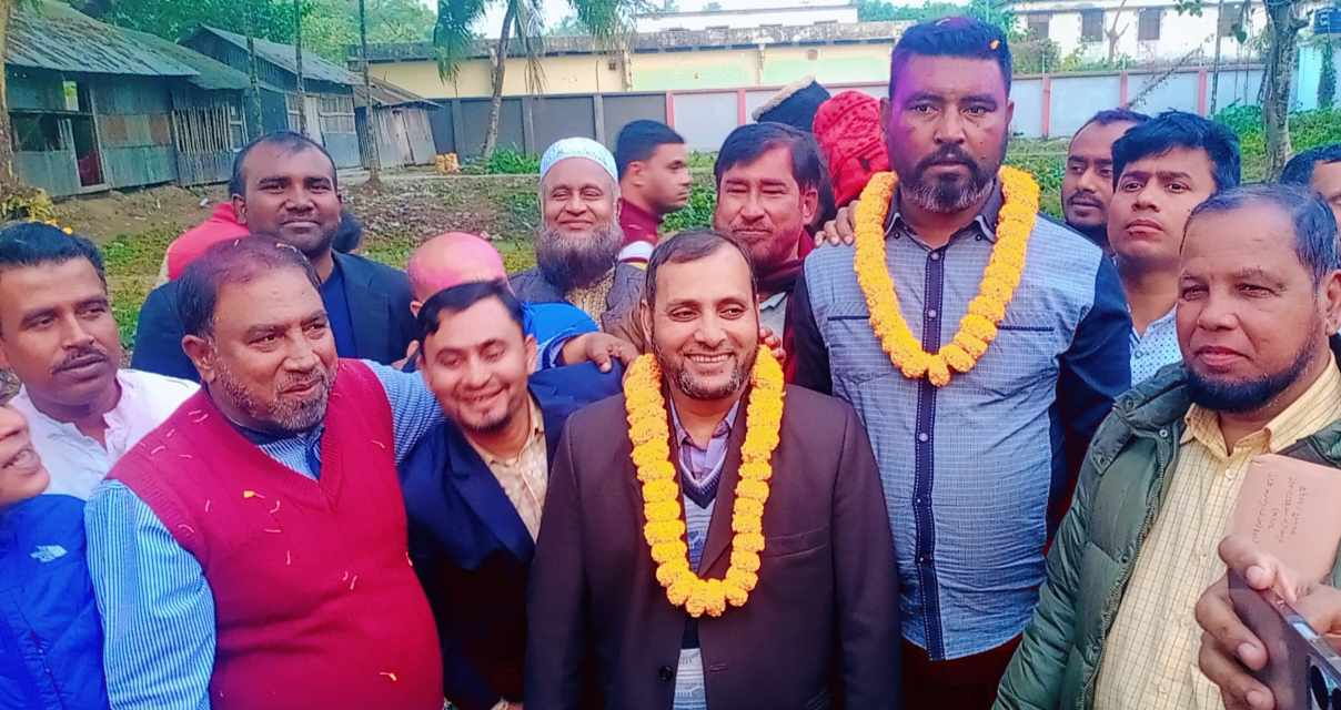 পটুয়াখালীতে দলিল লেখক সমিতির সভাপতি আমিনুল ইসলাম সম্পাদক জুয়েল মৃধা।