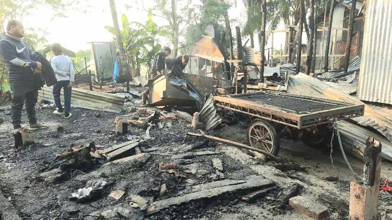 পটুয়াখালীর বাউফলে মেয়ে জামাতার হাতে শশুরের ঘড়ে  আগুন!!