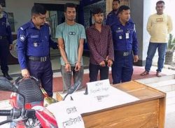 লক্ষ্মীপুরের চন্দ্রগঞ্জে অস্ত্র ও চোরাই মোটরসাইকেল উদ্ধার,আটক ২