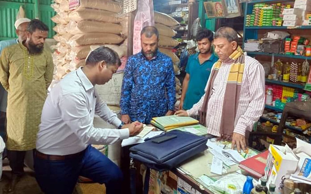 কলাপাড়ায় অতিরিক্ত মূল্যে সার বিক্রি করায় পরিবেশককে জরিমানা।।