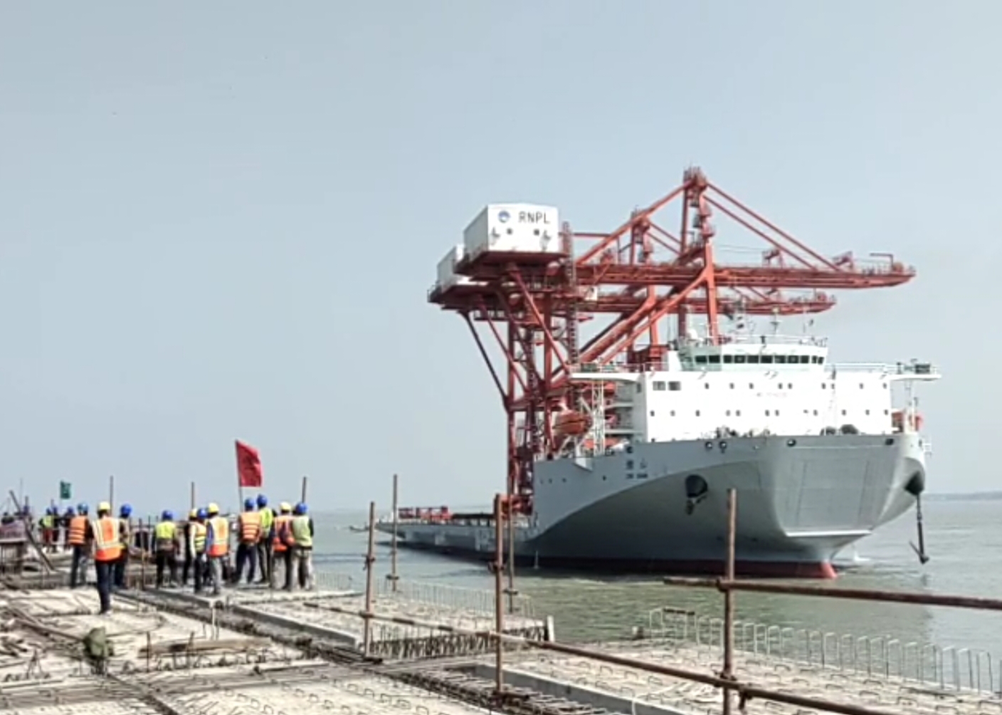 তাপ বিদ্যুৎ কেন্দ্রের ২টি শিপ আনলোডার নিয়ে বন্দরে ভিড়লো মাদার ভ্যাসেল এমভি জি সান।।