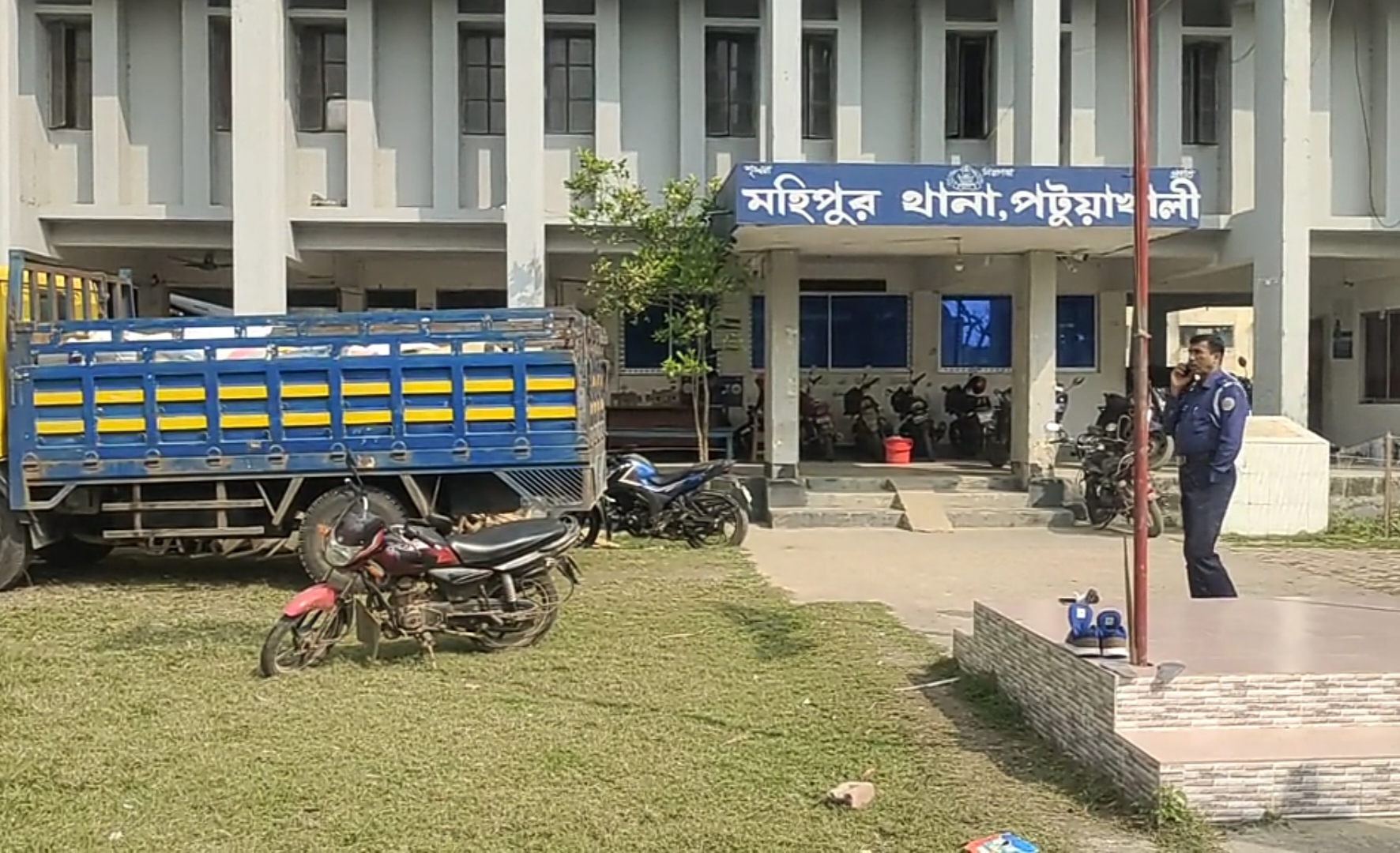 কলাপাড়ায় ৪ টন সরকারী পাঠ্যবই সহ ট্রাক জব্দ, অভিযুক্ত মাদ্রাসা প্রিন্সিপাল।।