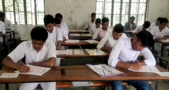 কলাপাড়ায় শান্তিপূর্ণ ও নকলমুক্ত পরিবেশে এসএসসি ও সমমানের পরীক্ষা শুরু