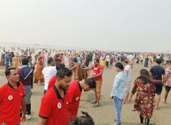 কুয়াকাটা সৈকতে রেকর্ড সংখ্যক পর্যটক, ব্যবসায়ীদের মুখে হাসি।।