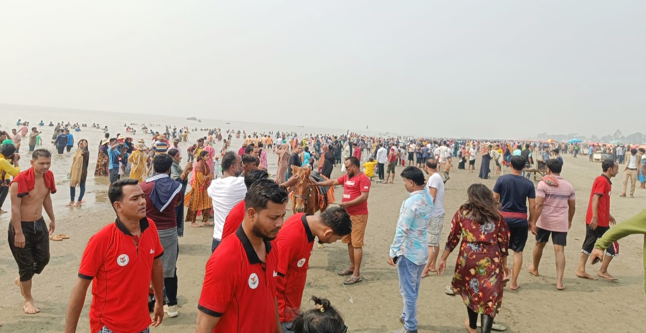 কুয়াকাটা সৈকতে রেকর্ড সংখ্যক পর্যটক, ব্যবসায়ীদের মুখে হাসি।।