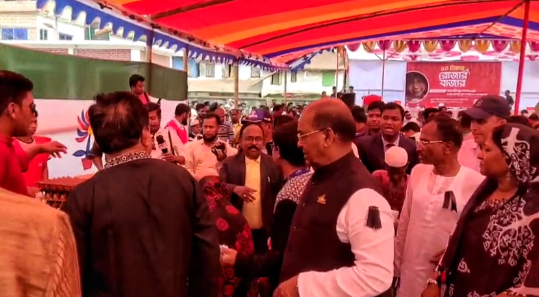 কলাপাড়ায় ১০টাকায় অসহায়দের জন্য বিদ্যানন্দের ‘রোজার বাজার।