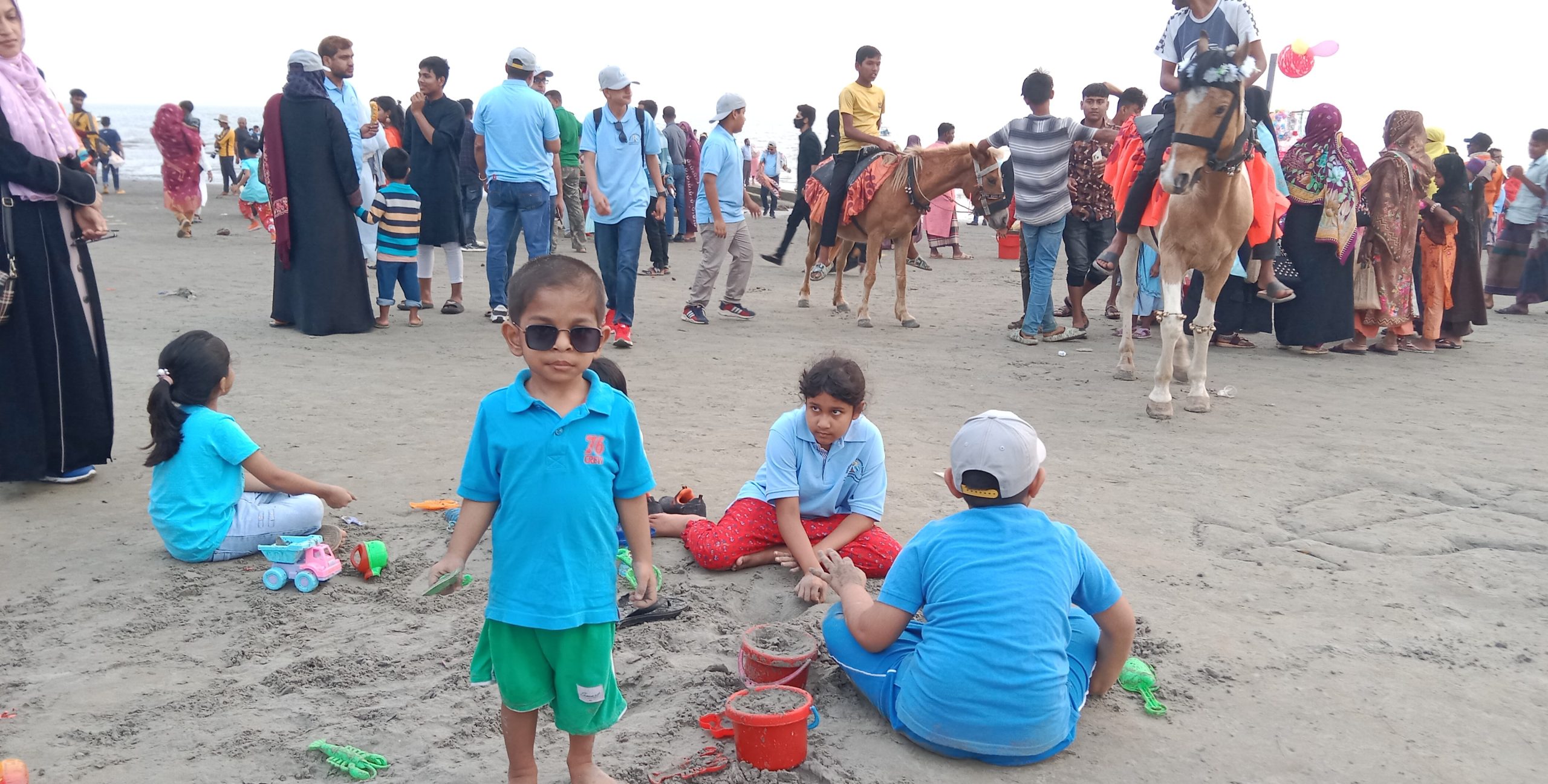 রেকর্ড সংখ্যক পর্যটকের উপস্থিতিতে সরগরম কুয়াকাটা সৈকত।।