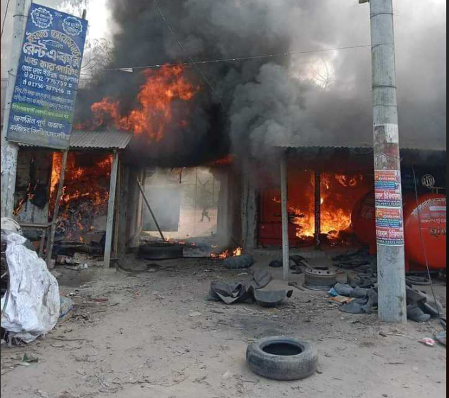 লক্ষ্মীপুরের জকশিন বাজারে আগুনে পুড়েছে ১০টি দোকান