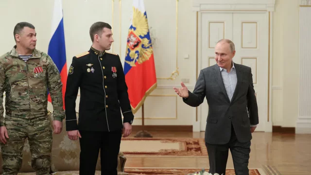 তথ্যের বিনিময়ে রুশ কর্মকর্তাদের নাগরিকত্বের  প্রস্তাব