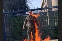 ইসরায়েলি দূতাবাসের সামনে গায়ে আগুন