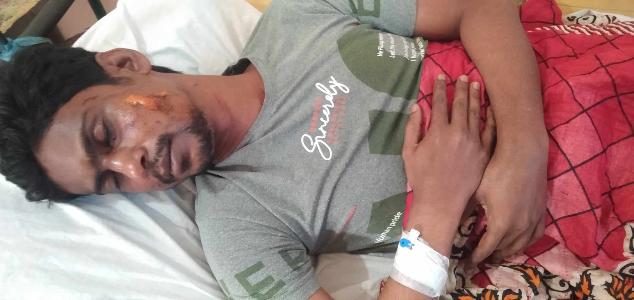 পটুয়াখালীর বাউফলে পথ রুদ্ধ করে এক যুবককে পিটিয়ে জখম,হাসপাতালে ভর্তি।