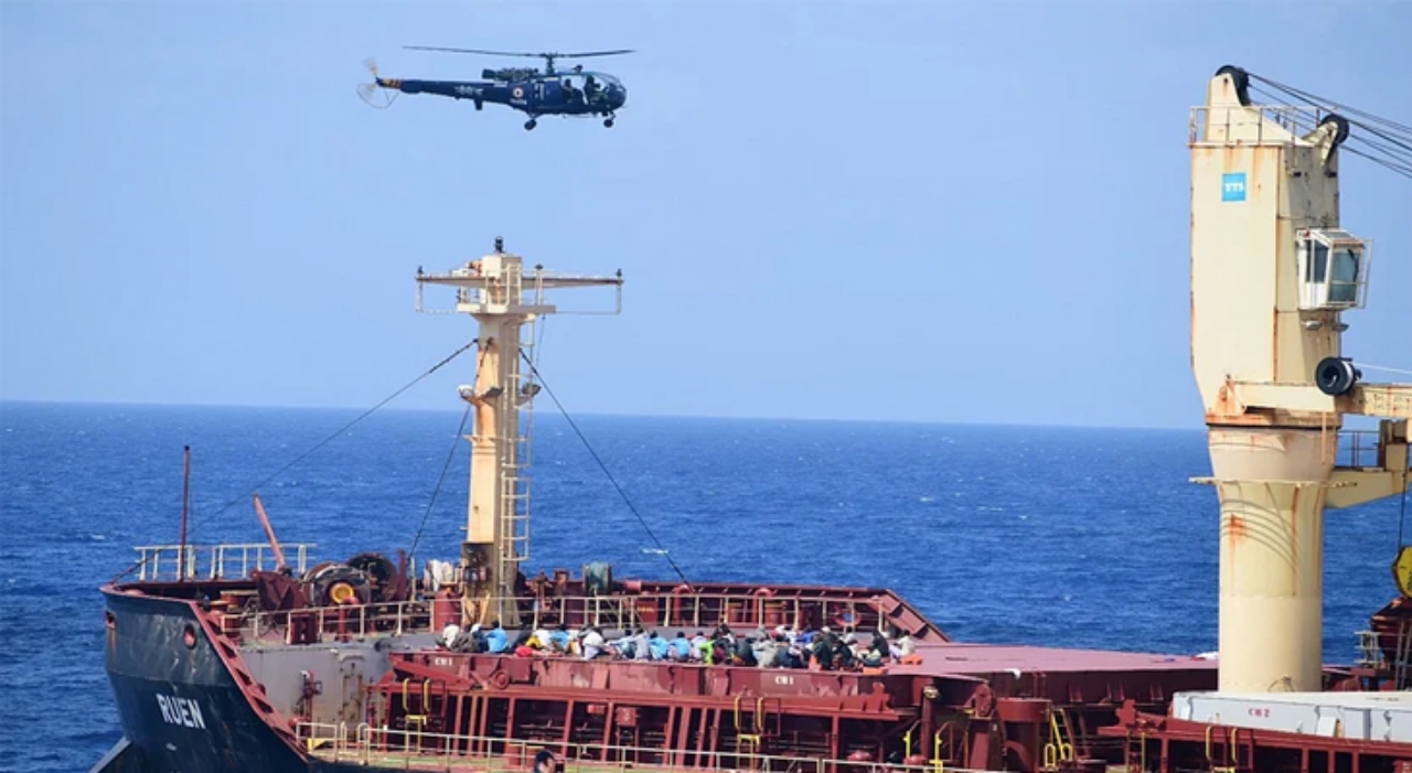 সোমালিয়ান জলদস্যুদের আটকালো ভারতীয় নৌবাহিনী