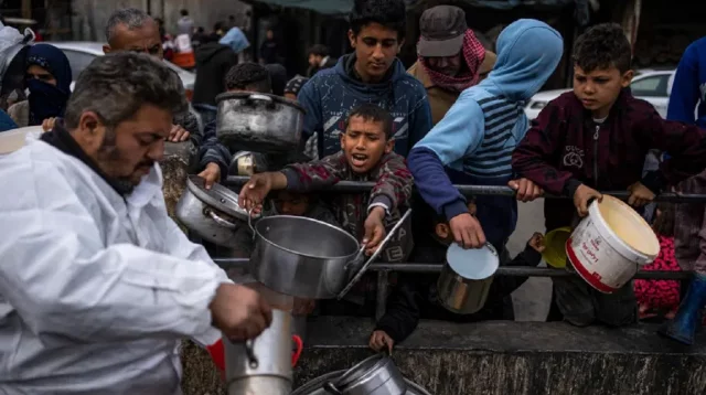 গাজায় ত্রাণের অপেক্ষায় থাকা ফিলিস্তিনিদের ওপর হামলায় নিহত ১৯