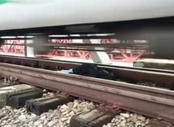 নরসিংদীতে ট্রেনের নিচে পড়েও অলৌকিকভাবে বেঁচে গেল এক কিশোরী