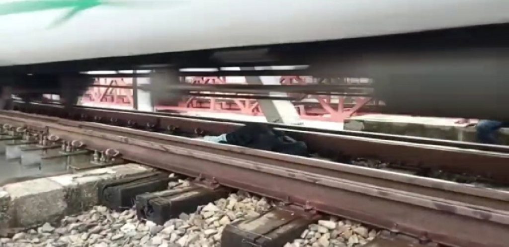 নরসিংদীতে ট্রেনের নিচে পড়েও অলৌকিকভাবে বেঁচে গেল এক কিশোরী