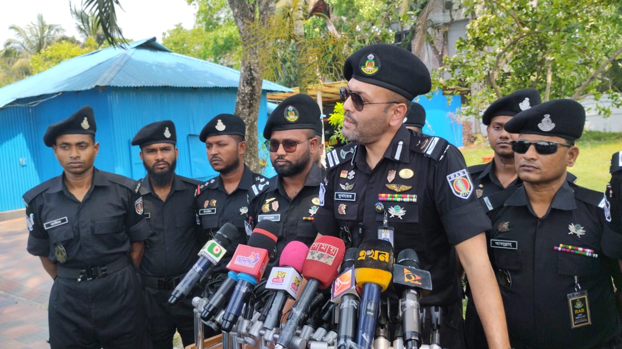 পটুয়াখালীতে কলেজ পড়ুয়া ছাত্র হত্যা মামলায় কিশোর গ্যাং দুই সদস্য আটক, র‌্যাব-৮ এর সংবাদ  সম্মেলন।