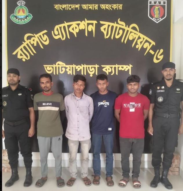 গোপালগঞ্জ সদর থানা হতে ৫০ কেজি গাঁজা ও ০১টি পিকআপসহ ০৪ জন কুখ্যাত মাদক ব্যবসায়ীকে গ্রেপ্তার করেছে র‍্যাব-৬