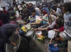 গাজায় অনাহারকে অস্ত্র হিসেবে  ব্যবহার করছে