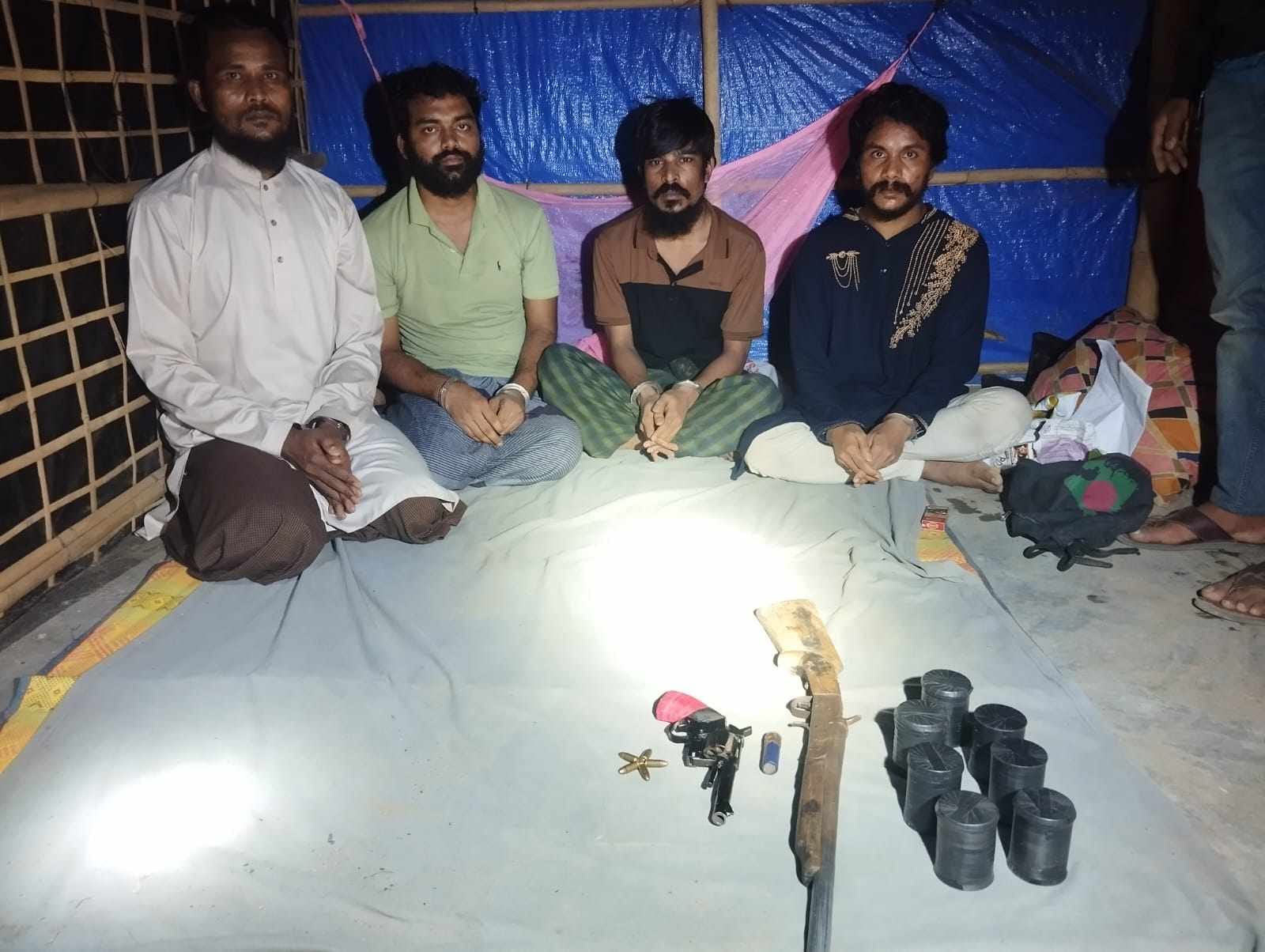 উখিয়ায় আরসার শীর্ষ কমান্ডারসহ ৪ রোহিঙ্গা বিদেশি অস্ত্রসহ গ্রেপ্তার