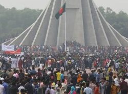 স্বাধীনতা ও জাতীয় দিবসে শহীদদের প্রতি শ্রদ্ধা জানাতে জাতীয়স্মৃতিসৌধে মানুষের ঢল