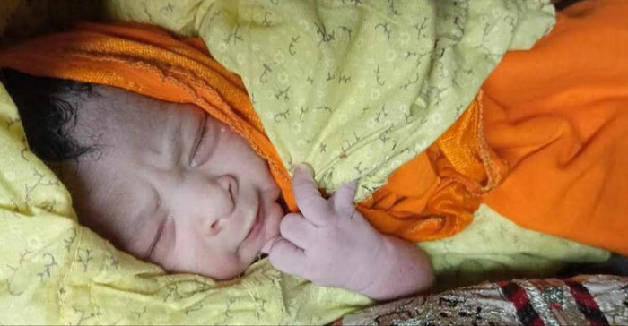 বিরতিহীন চলন্ত ট্রেনে জন্ম নিলো ফুটফুটে কন্যা শিশু