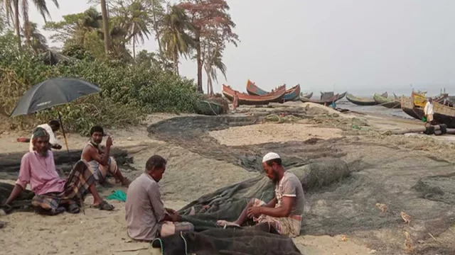 সেন্ট মার্টিন-শাহপরীর দ্বীপ থেকে শোনা যাচ্ছে মর্টারশেল ও গোলার বিকট শব্দ