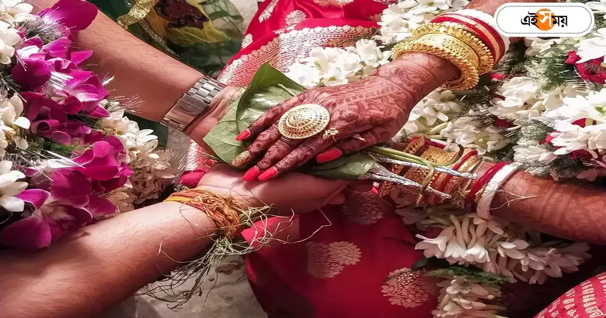 ভারতের পশ্চিমবঙ্গে নিজে দাঁড়িয়ে থেকে প্রেমিকের সঙ্গে নিজের স্ত্রীর বিয়ে দিলেন স্বামী