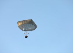 গাজায় বিমান থেকে খাবারের বান্ডিল ফেলছে যুক্তরাষ্ট্র