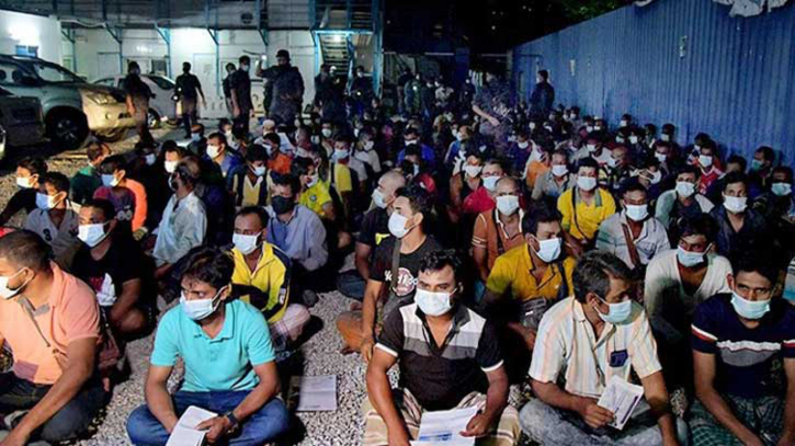 আড়াই হাজার বাংলাদেশিকে ফেরত পাঠাল মালয়েশিয়া