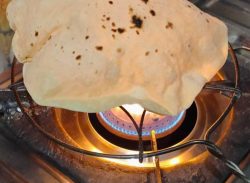 বিয়ে বাড়িতে রুটি সেঁকে খাওয়া নিয়ে, নেটিজেনদের হাস্যরস