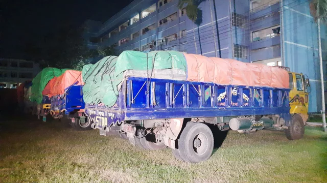 পাবনায় ভারতীয় চিনি বোঝাই ১২টি ট্রাকসহ আটক ২৩ জন