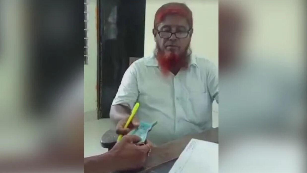 সাময়িক বরখাস্ত,প্রকাশ্যে ঘুষ নেওয়া সেই ভূমি অফিস কর্মী