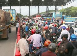 যানবাহনের দীর্ঘ সারি পদ্মা সেতুর মাওয়া প্রান্তে