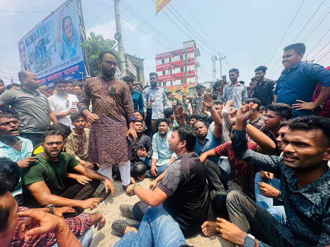 উত্তাল লক্ষ্মীপুর,সজীব হত্যা মামলার প্রধান আসামি বাবলুকে গ্রেপ্তারের দাবী।