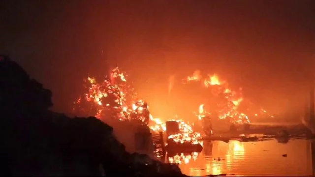 খুলনার রূপসায় পাটকলে ভয়াবহ অগ্নিকাণ্ড, ক্ষতি ১২৫ কোটি টাকা