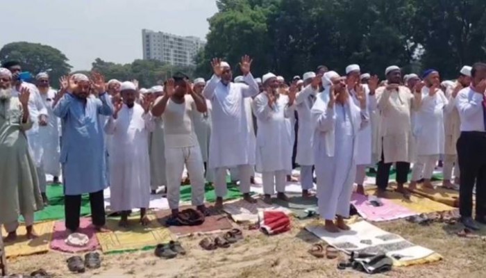 তীব্র খরা থেকে বাঁচতে অঝোরে কেঁদে আল্লাহর কাছে ক্ষমা চাইলেন মুসল্লিরা