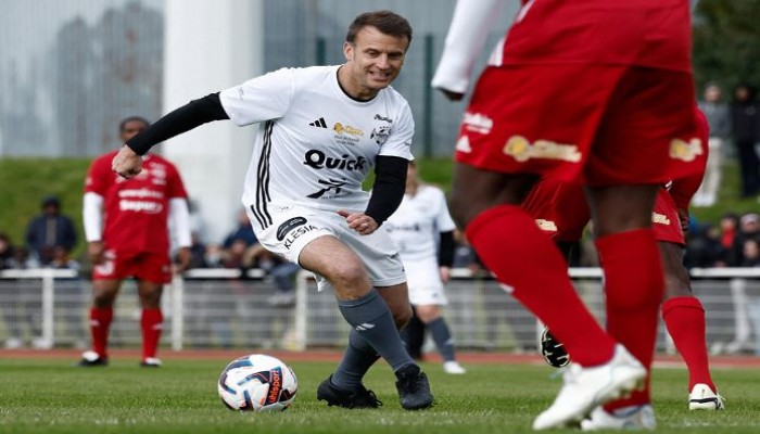 ফুটবল খেলার মাঠে ফ্রান্সের প্রেসিডেন্ট ম্যাকরন