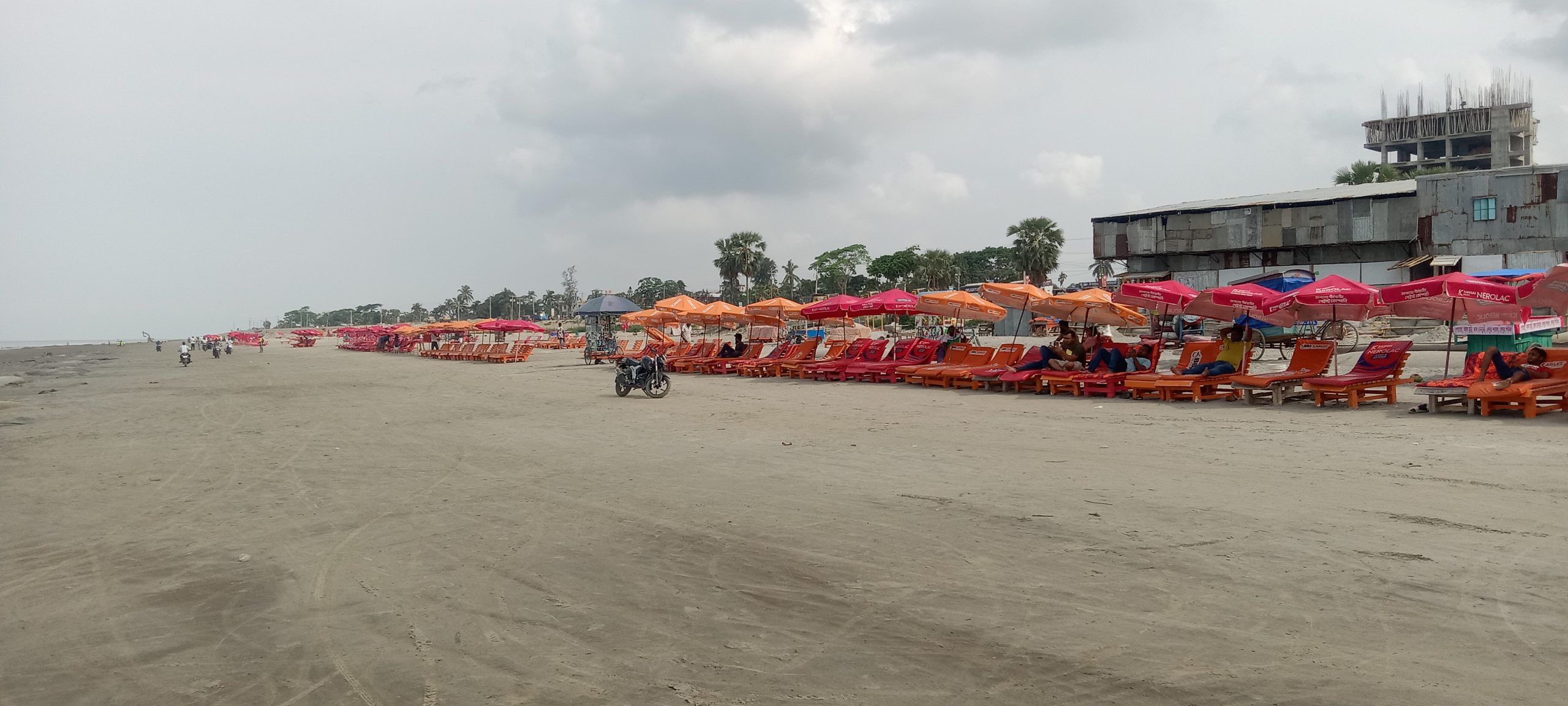 অস্বাভাবিক তাপপ্রবাহে পর্যটকশুন্য কুয়াকাটা, জনজীবনে অস্বস্তি।