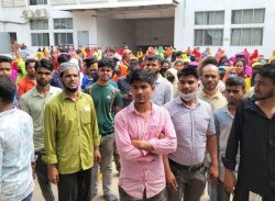 বকেয়া বেতনের দাবিতে গাজীপুরে শ্রমিকদের বিক্ষোভ