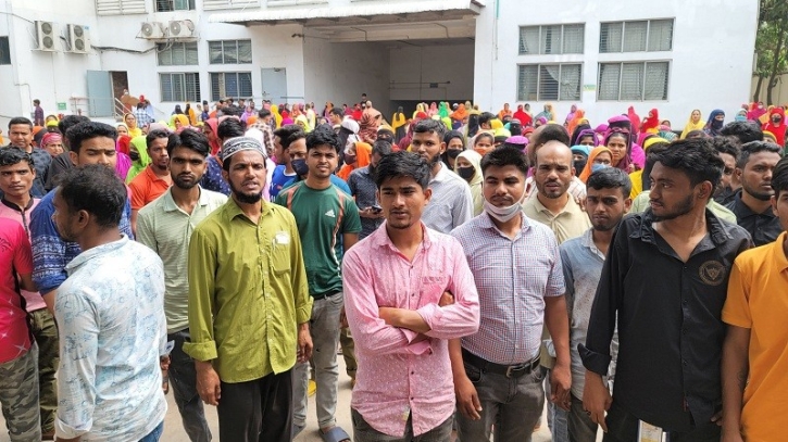 বকেয়া বেতনের দাবিতে গাজীপুরে শ্রমিকদের বিক্ষোভ