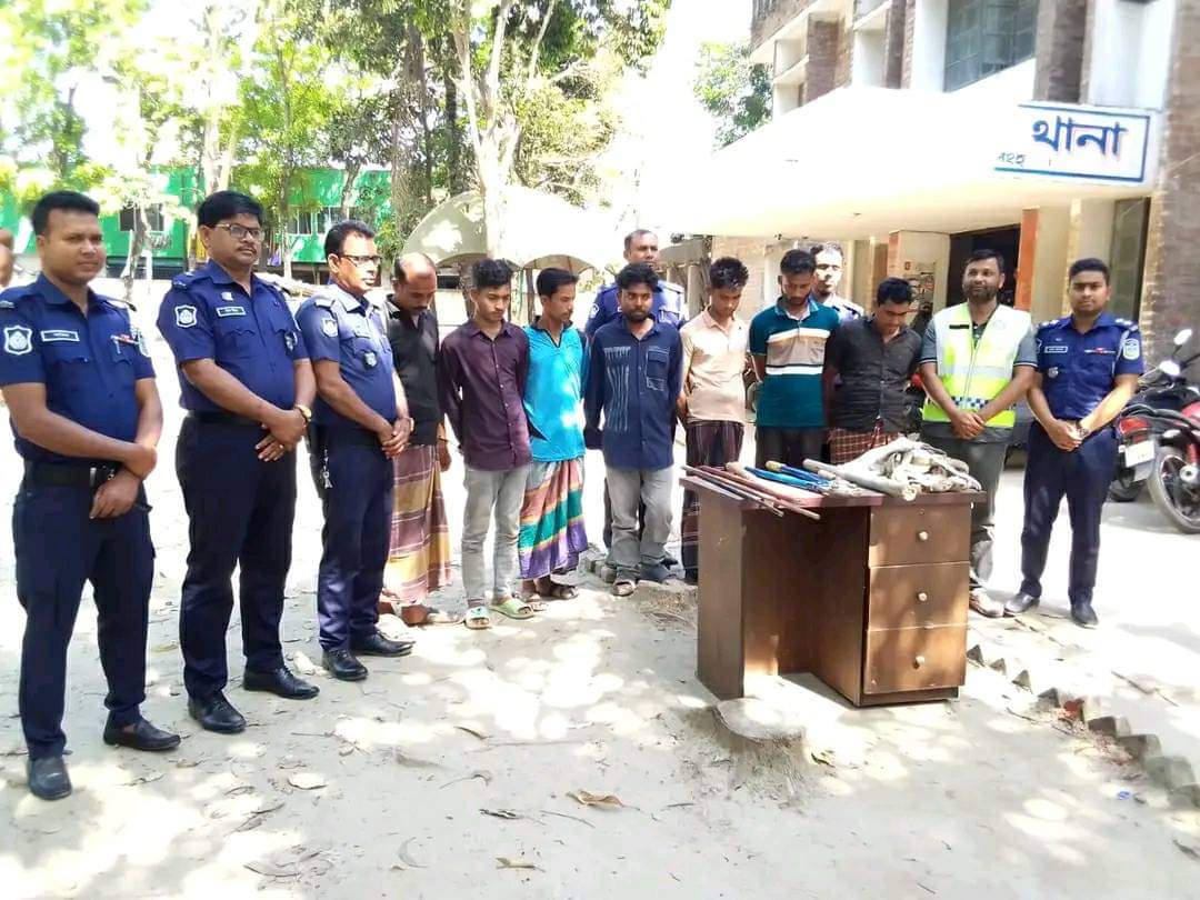 ময়মনসিংহের ত্রিশাল থানা পুলিশের বিশেষ অভিযানে গ্রেফতার  ডাকাত দলের ৭ সদস্য।