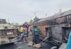 সাভারে তেলের লরি উল্টে ৫ গাড়িতে আগুন, নিহতের সংখ্যা বেড়ে ২