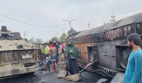 সাভারে তেলের লরি উল্টে ৫ গাড়িতে আগুন, নিহতের সংখ্যা বেড়ে ২