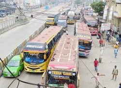 মানুষ স্বস্তিতে ঘরে ফিরছে ঢাকা-চট্টগ্রাম মহাসড়কে