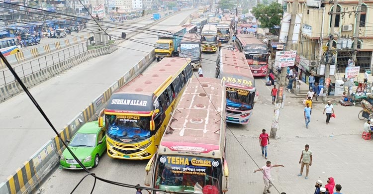 মানুষ স্বস্তিতে ঘরে ফিরছে ঢাকা-চট্টগ্রাম মহাসড়কে
