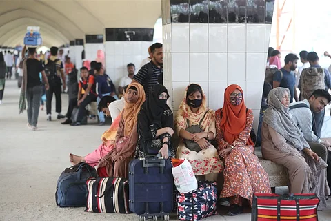 কমলাপুর স্টেশনে বেড়েছে  ঘরমুখী মানুষের চাপ